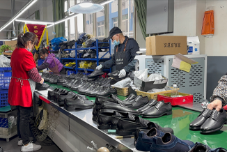 produzione di scarpe in piccoli lotti