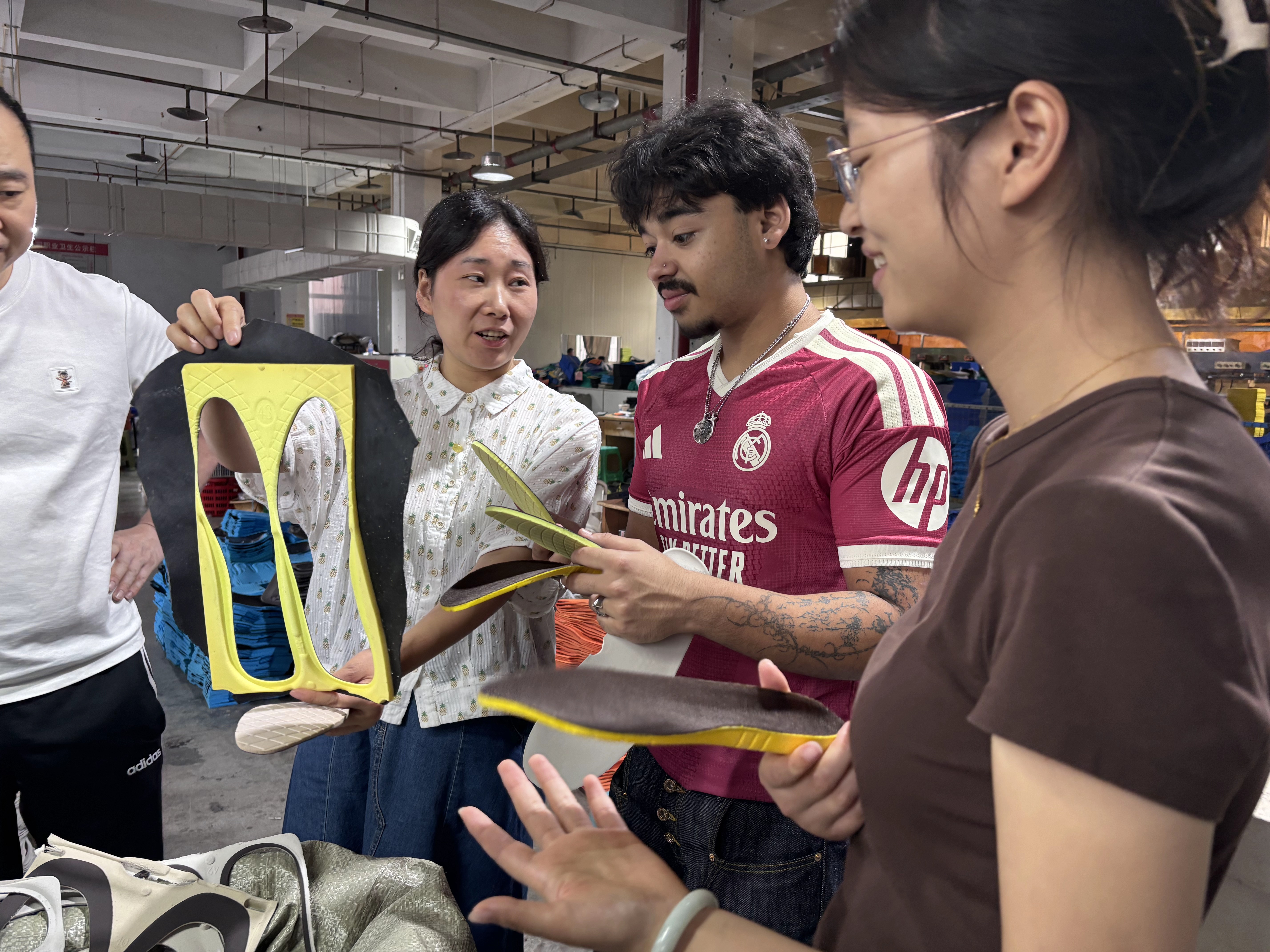 LANCI team discussing custom shoe insoles and raw materials with overseas client during factory visit