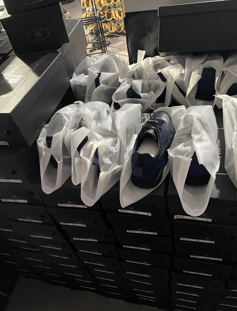 blue-leather-shoes-wholesale-packing-warehouse